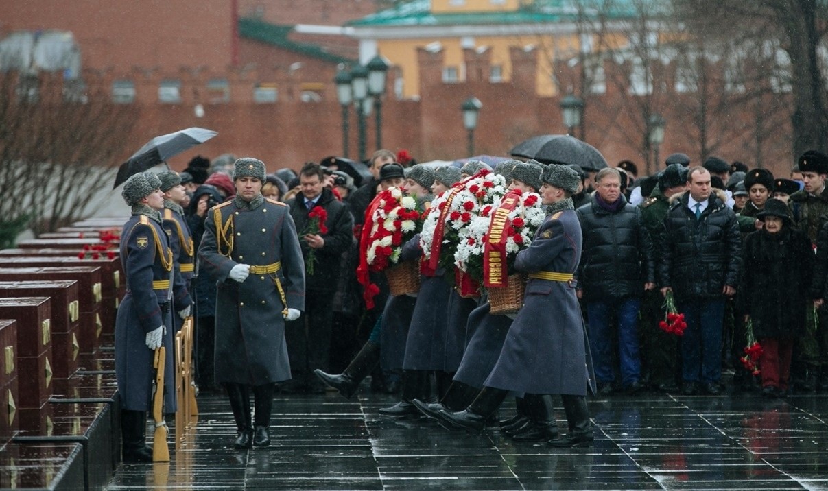 Фото возложение цветов к памятнику неизвестного солдата